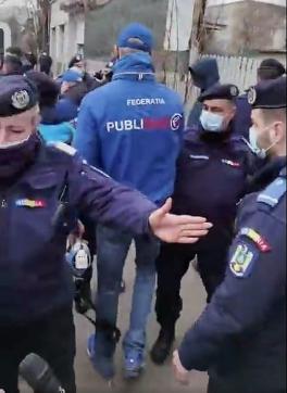 SCANDAL INTRE POLITISTI SI JANDARMI LA PROTESTUL DE LA COTROCENI -  “Raspundeti la comenzi politice? V-a spus Iohannis sa nu ne lasati aici?" (Video)