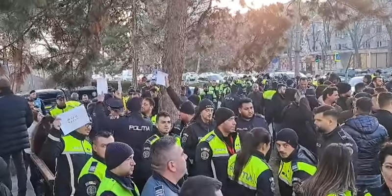 Politistii se revolta dupa inghetarea salariilor. Au iesit in strada si protesteaza