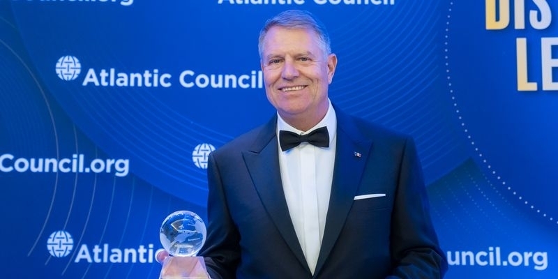 Probleme pentru Romania: agentia de rating Fitch a revizuit ratingul de tara. Instabilitatea politica, una dintre cauze:“Curtea Constitutionala a prelungit si mandatul actualului presedinte, Klaus Iohannis, care trebuia initial sa se incheie pe 21 decembrie 2024”