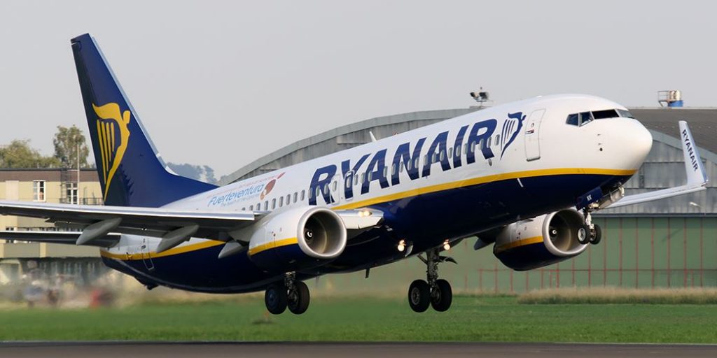 Ryanair isi reia activitatea.
